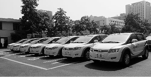 充一次電跑300多公里 升級版純電動出租車駕臨杭州